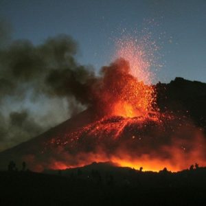 Vulcani: colate di lava e colonne di fumo. In 14 video dell'Ingv tutti i rischi per l'Italia