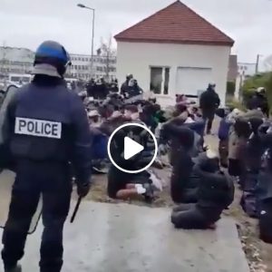 Francia, polizia fa inginocchiare decine di studenti (minorenni) con le mani alzate per interrogarli VIDEO