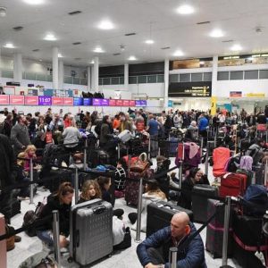 Gatwick Londra riapre sotto Natale: aeroporto bloccato due giorni dai droni, due arresti
