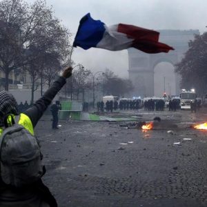 Macron in crisi, i francesi non vogliono più pagare le tasse per non avere nulla