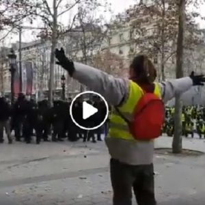 Gilet gialli a Parigi: manifestante "sfida" polizia a braccia larghe, colpito da proiettile di gomma VIDEO