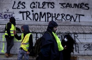 Gilet gialli, guerriglia a Parigi: auto incendiate7
