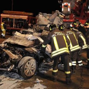 Sanfré (Cuneo), incidente nella notte: auto contro semaforo, un ragazzo morto, 3 feriti gravi