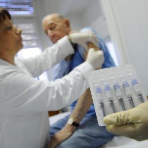 Influenza, scorte vaccino quasi esaurite, over 65 scoperti. Finite in Emilia-Romagna, Campania e Sardegna