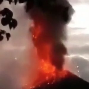 Indonesia, vulcano Krakatoa erutta e provoca lo tsunami: il VIDEO