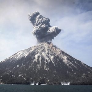 Indonesia: altro tsunami in arrivo dopo gli oltre 300 morti? Il figlio del Krakatoa erutta ancora...