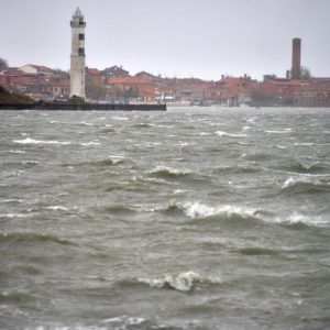 Venezia: scontro tra due barche in Laguna, un disperso e due persone salvate