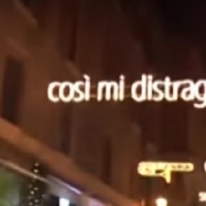 Bologna, luminarie natalizie dedicate a Lucio Dalla con errore: “pò” scritto con l’accento