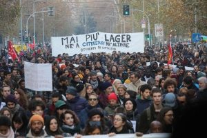 Milano, corteo contro decreto Sicurezza: slogan contro Salvini 3