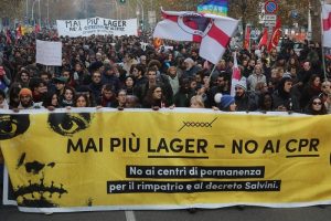 Milano, corteo contro decreto Sicurezza: slogan contro Salvini 5