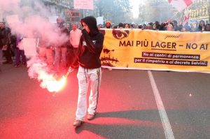 Milano, corteo contro decreto Sicurezza: slogan contro Salvini 6