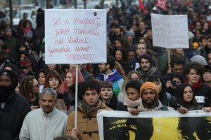 Milano, corteo contro decreto Sicurezza: slogan contro Salvini