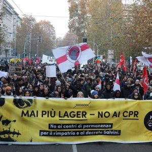 Milano, corteo contro decreto Sicurezza: slogan contro Salvini 7