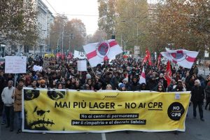 Milano, corteo contro decreto Sicurezza: slogan contro Salvini 2