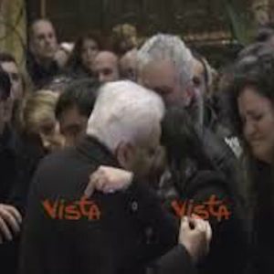 Funerali Antonio Megalizzi, l'abbraccio tra Mattarella e la mamma del giornalista VIDEO