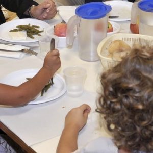 Mense scolastiche italiane, rubano sul cibo sulla pelle dei bambini: 30% irregolari