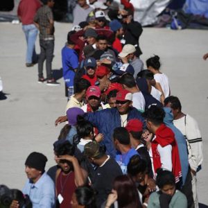 Messico, bimbi migranti al confine con i numeri marchiati sul braccio