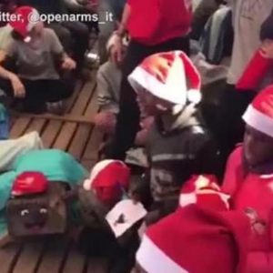 Natale a bordo della Open Arms: piccoli migranti scartano i regali VIDEO
