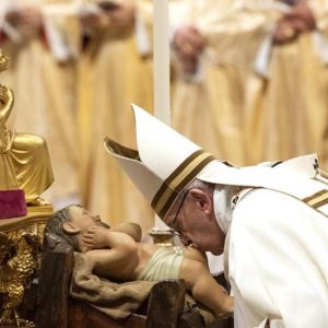 Papa Francesco alla Messa di Natale: "Troppi senza pane, superare ingordigia"