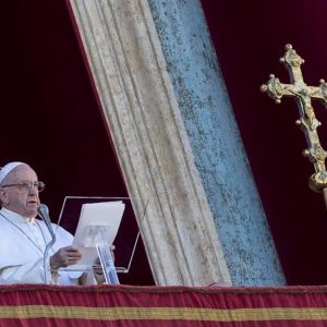 Papa Francesco, l'augurio di Natale: "Siamo tutti fratelli, anche tra nazioni e religioni diverse"