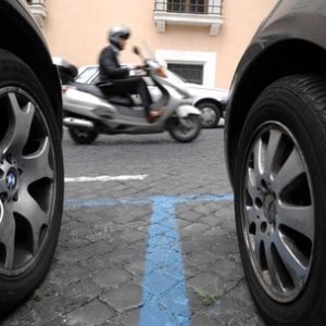 Milano, il parcheggio si paga con un sms: addio "gratta e sosta"