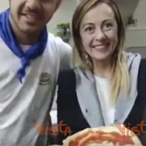 Giorgia Meloni a Napoli: "Così si fa la pizza a portafoglio" VIDEO