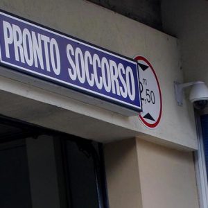 Sanremo, mega rissa tra magrebini al pronto soccorso: botte, calci, pugni in sala d'aspetto
