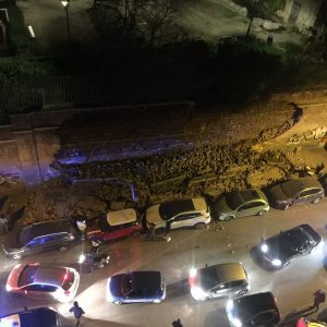 Roma, crolla muro di Villa Mercede a San Lorenzo: 7 auto danneggiate. Poteva essere una strage