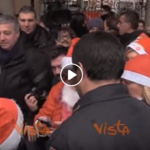 Matteo Salvini assalito dalle Babbo Natale al Pio Albergo Trivulzio