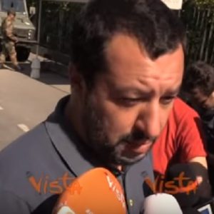 Imola: Matteo Salvini appeso a testa in giù sull'albero di Natale in centro
