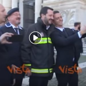 Salvini con la divisa dei Vigili del Fuoco: selfie con pompieri e marinai