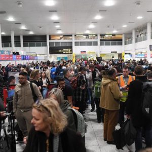 Londra, droni sulla pista di Gatwick: aeroporto chiuso 4