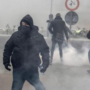 Bruxelles: scontri tra ultra destra e pro migranti. La polizia carica