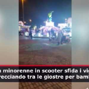 Scampia,Napoli, minorenne in scooter sfreccia tra le giostre, il vigile non riesce a fermarlo VIDEO (video Vista)