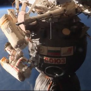 Iss, un buco sulla navicella spaziale Soyuz: gli astronauti escono col coltello