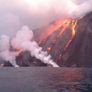 Stromboli riprende attività. Gli esperti: "Conferma il collegamento con l'Etna" (foto Ansa)