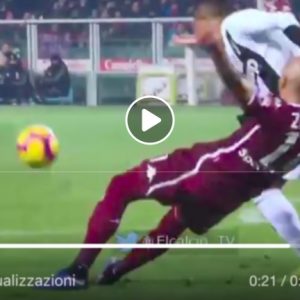 Torino-Juventus, VIDEO: Zaza giù dopo trattenuta di Alex Sandro, per arbitro non è rigore
