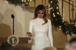 Melania Trump, abito bianco troppo aderente 8