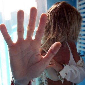 Forlì: marocchino accoltella la fidanzata incinta e tenta di strangolarlo