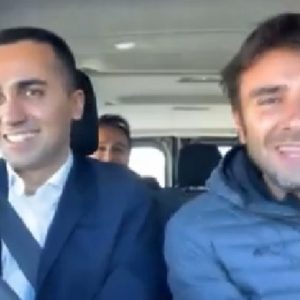 Di Maio e Di Battista scherzano in macchina in viaggio per Strasburgo con il vicepresidente del Consiglio alla guida VIDEO (video Vista)