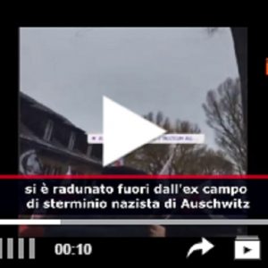 Auschwitz: un gruppo di estrema destra protesta contro il governo fuori dal campo di sterminio nel Giorno della Memoria VIDEO (di Vista)