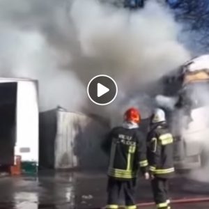 Acireale, deposito di camion in fiamme, intervengono i Vigli del Fuoco