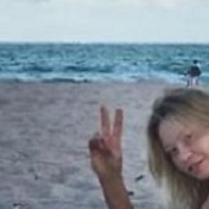 Anna Falchi sta trascorrendo un periodo di vacanza a Miami. Su Instagram, l'attrice posta una foto che la mostra senza vestiti2