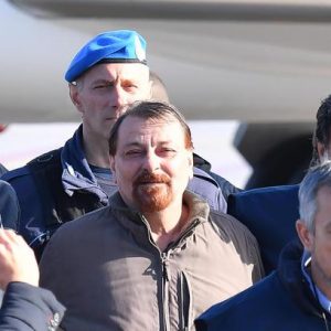 "Salvini più pericoloso di Battisti". Il post del cronista scatena la Rete. Il ministro: "Sta fuori dal mondo"