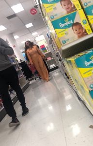 Beyoncé nel supermercato, fan bacia il pavimento dopo il suo passaggio2