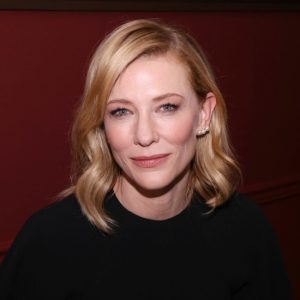 Cate Blanchett, anziana inglese sviene al suo spettacolo: scene violente e troppo esplicite