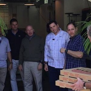 Bush porta le pizze agli agenti della scorta senza stipendio per colpa dello shutdown