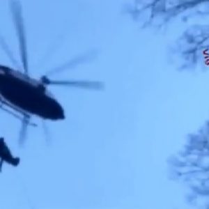 Motociclista precipita in un burrone: lo spettacolare salvataggio in elicottero dei Vigili del Fuoco VIDEO