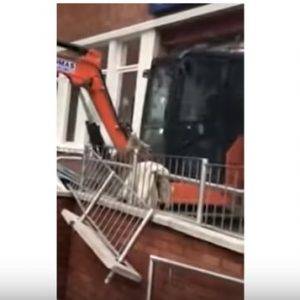 Liverpool, con l'escavatore distrugge hotel: non gli aveva pagato i lavori finiti