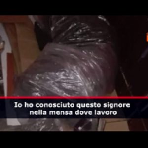 Udine, clochard costretto a dormire sotto teli di plastica perchè gli buttano le coperte che gli avevano dato VIDEO (Video vista)